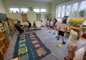 Mali Odkrywcy na Torze Przeszkód! Nasze Przedszkolaki w Akcji