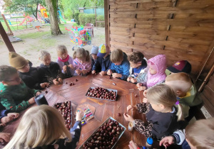 Witaj, jesieni! Kasztanowe ludki w naszym przedszkolu