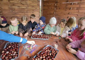 Witaj, jesieni! Kasztanowe ludki w naszym przedszkolu