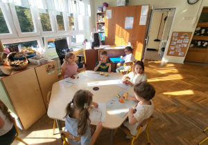 Mali Odkrywcy w Akcji: Dzień Jabłka