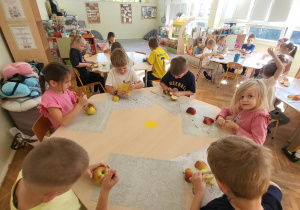 Mali Odkrywcy w Akcji: Dzień Jabłka
