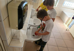 Mali Odkrywcy w Akcji: Dzień Jabłka
