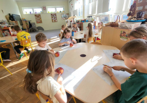 Mali Odkrywcy w Akcji: Dzień Jabłka