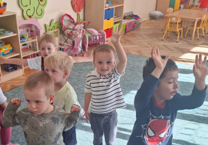 Chłopcy wcielają się w role super bohaterów