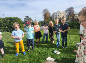 Nauka języka poprzez ruch, zabawę i zmysły na świeżym powietrzu!