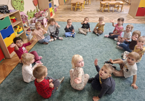 Dzieci siedzące w kole na dywanie