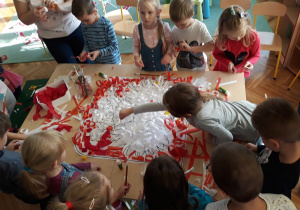 dzieci tworzą godło Polski