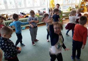 dzieci tańczą 