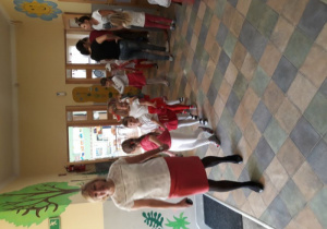 dzieci maszerują w biało czerwonych strojach