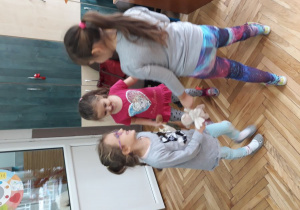 dziewczynki tanczą